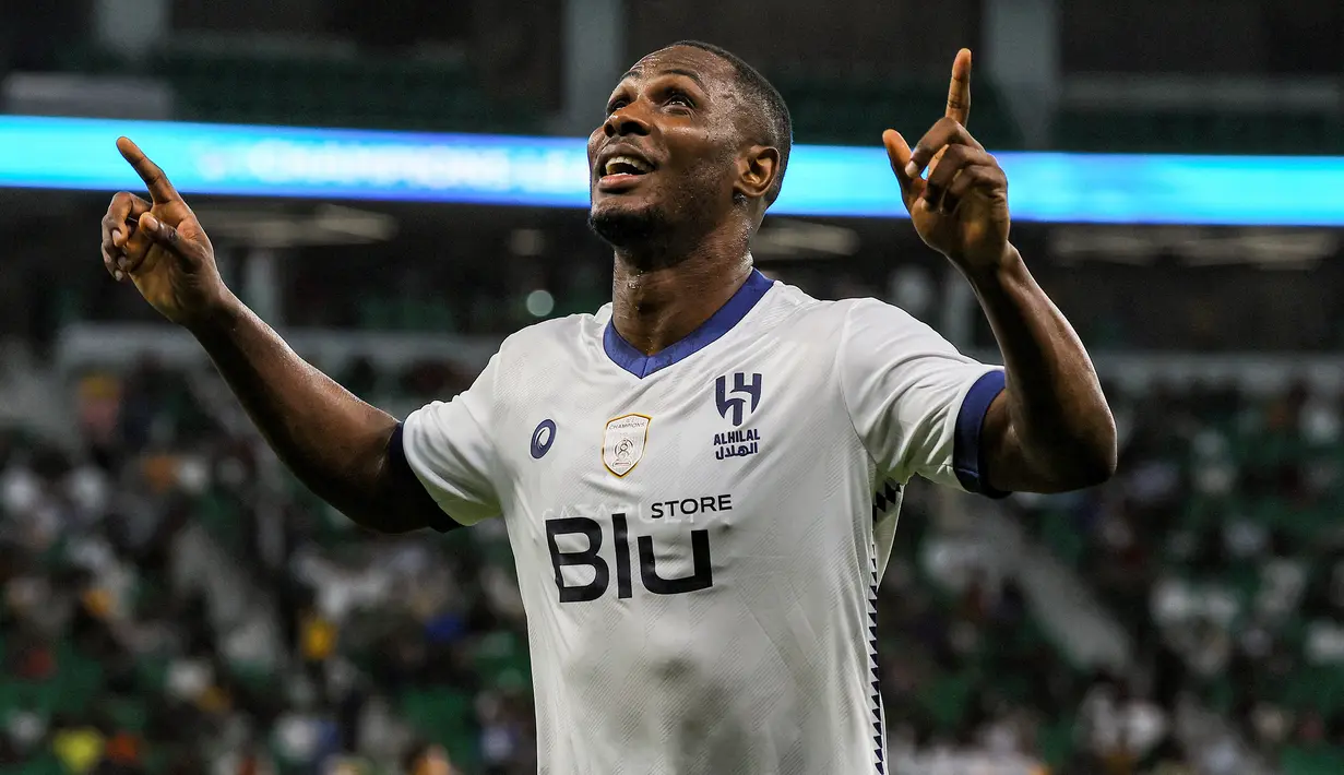 Odion Ighalo. Striker asal Nigeria berusia 33 tahun yang sebelumnya pernah berseragam Manchester United ini telah membela Al-Hilal SFC sejak tengah musim 2021/2022. Di Saudi Pro League 2022/2023, ia telah mencetak 16 gol dan 2 assist dari total 21 laga dan sementara membawa Al-Hilal SFC menduduki posisi ke-4 klasemen sementara. (AFP/Karim Jaafar)