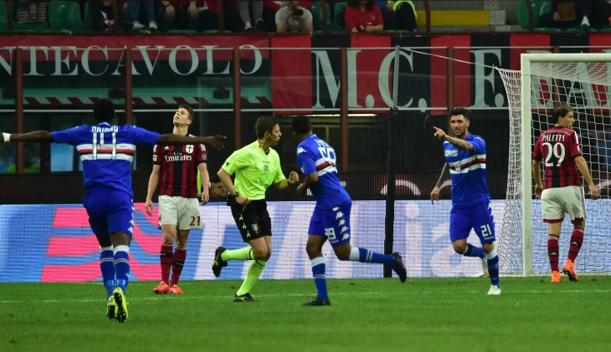 Gelandang Sampdoria, Roberto Soriano (kedua kanan) merayakan selebrasi usai  mencetak gol ke gawang AC Milan pada laga serie A di  di San Siro, Senin (13/04/2015). AC Milan bermain imbang 1-1 dengan Sampdoria.  (AFP PHOTO /Giuseppe Cacace)