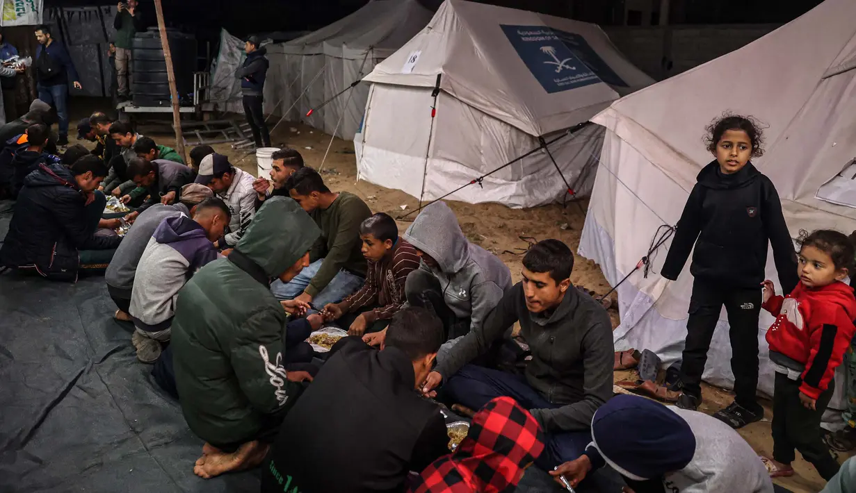 Ibadah Ramadan tahun ini dijalani warga Palestina di Gaza dalam suasana tak menentu. (Foto: AFP)