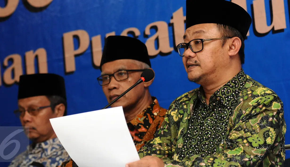 Sekretaris Umum PP Muhammadiyah, Abdul Mu’ti (kanan) membacakan pernyataan sikap PP Muhammadiyah terhadap Pilkada Serentak 15 Februari di Jakarta, Senin (13/2). Ada tujuh butir pernyataan sikap PP Muhammadiyah. (Liputan6.com/Helmi Fithriansyah)