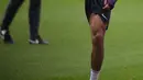 Bek Inggris, Joseph Gomez, mengontrol bola saat latihan di St George Park, Staffordshire, Selasa (7/11/2017). Latihan ini persiapan jelang laga persahabatan melawan Jerman dan Brasil. (AFP/Paul Ellis)