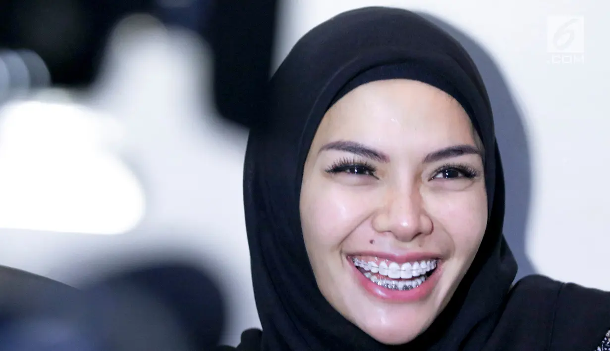 Aktris Nikita Mirzani usai menjalani sidang isbat dan perceraian pernikahan sirinya dengan pengusaha Dipo Latief di Pengadilan Agama Jakarta Selatan, Rabu (29/8). Nikita enggan menanggapi absennya Dipo Latief dalam sidang. (Liputan6.com/Immanuel Antonius)