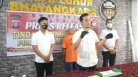 Kasat Reskoba Polres Kukar, AKP MP Rachmawan menunjukan barang bukti sabu dan pelaku yang merupakan ASN dan honorer di lingkungan Pemkab Kukar. (Liputan6.com)