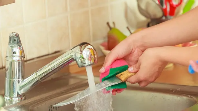 Cuci pisau kurang bersih (Sumber: Istsockphoto)