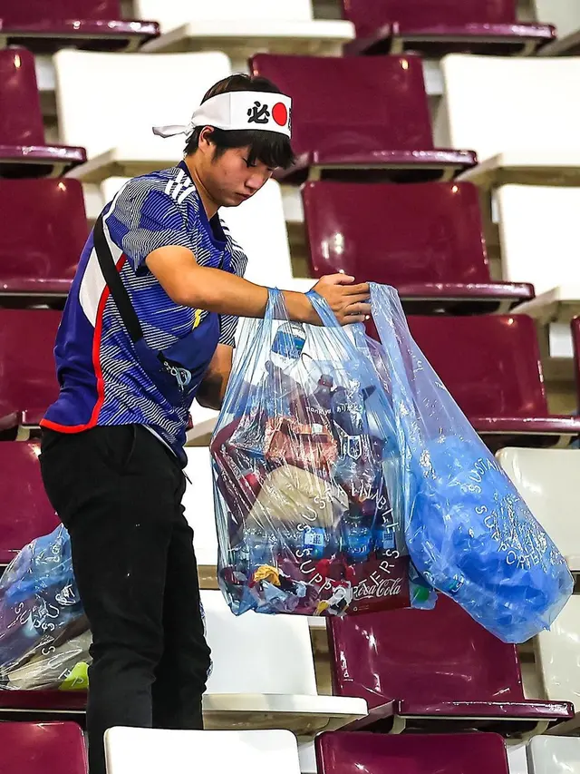 6 Aksi Suporter Jepang Bersih-Bersih Stadion Piala Dunia 2022, Sifat Disiplin Banjir Pujian