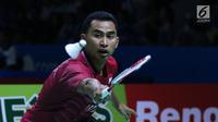 Tunggal putra Indonesia, Tommy Sugiarto mengembalikan kok saat melawan pebulu tangkis Jepang, Kento Momota pada 8 besar Indonesia Open 2018 di Istora GBK, Jakarta, Jumat (6/7). Tommy kalah11-21, 15-21. (Liputan6.com/Helmi Fithriansyah)