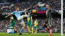 Striker  Manchester City, Kevin de Bruyne, berusaha menaklukkan kiper Norwich City, John Ruddy, dalam laga Liga Premier Inggris di Stadion Etihad, Manchester, Sabtu (31/10/2015) malam WIB. (Reuters/Phil Noble)