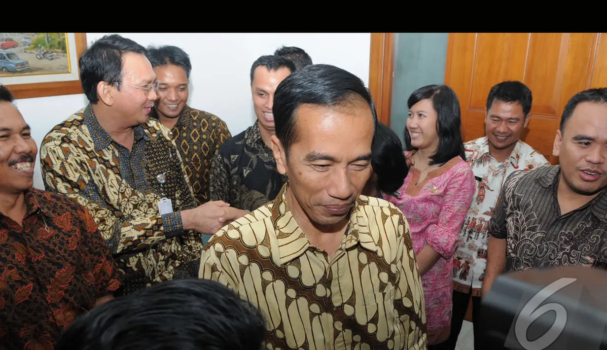 Jokowi menanggapi pertanyaan wartawan usai berfoto bersama stafnya di Balai Kota, Jakarta, Jumat (8/8/2014) (Liputan6.com/Herman Zakharia) 