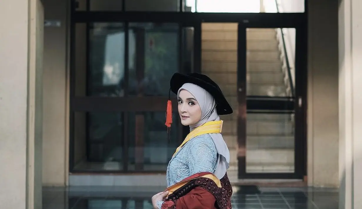 Kebaya tersebut dipadukan kerudung warna abu-abu dengan model lilitan di leher. [Instagram/nabilaishma]