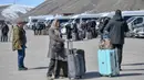 Di sisi perbatasan Iran (Khoy), ratusan orang dan kendaraan terlihat mengantre untuk dapat melintas. Tampak dalam foto, warga negara Iran tiba di Turki setelah melewati perbatasan Kapikoy/Razi di Provinsi Van, Turki timur laut, pada Selasa 3 Maret 2026, sehari setelah kedua negara tersebut secara bersama-sama menangguhkan penyeberangan harian di perbatasan mereka karena serangan Israel-Amerika Serikat yang terus menghantam wilayah Republik Islam tersebut. (Ali IHSAN OZTURK/AFP)