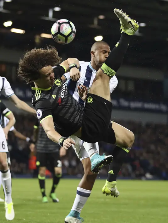 Aksi pemain Chelsea, David Luiz menghalau bola dari kejaran pemain West Bromwich pada lanjutan Premier League di di Hawthorns Stadium, West Bromwich, (12/5/2017). Chelsea menang 1-0.  (Nick Potts/PA via AP)