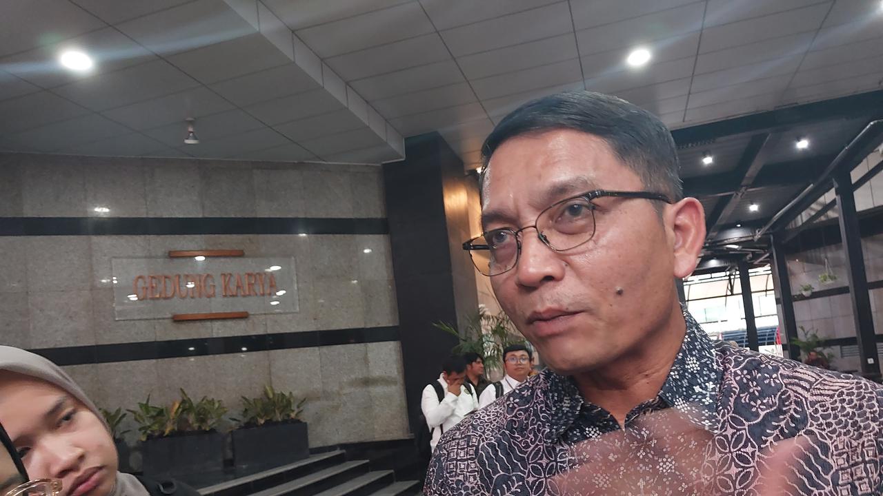 Sekretaris Jenderal Kementerian Energi dan Sumber Daya Mineral (ESDM) Dadan Kusdiana  di Kementerian Perhubungan, Jakarta, Senin (13/11/2023). Dadan mengatakan program bagi-bagi rice cooker tetap berjalan tahun ini. (Arief/Liputan6.com)