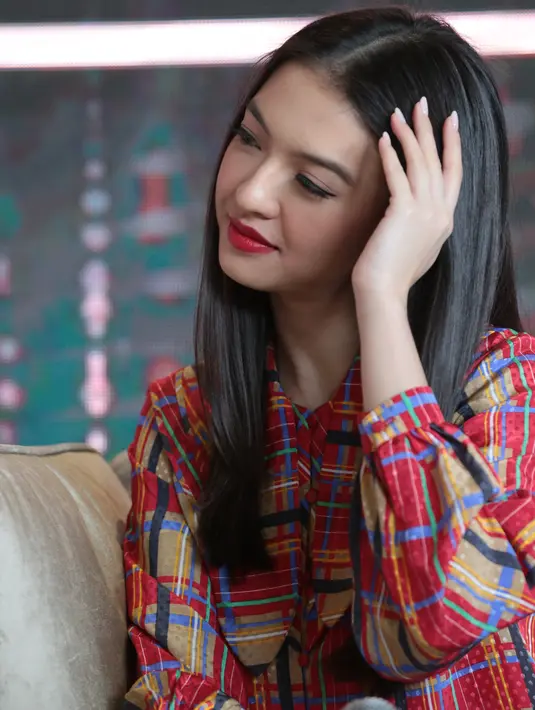 Yang pertama adalah istirahat cukup. Lantaran kalau istirahat kurang akan terlihat lelah. Kedua, memenuhi kebutuhan nutrisi. Selain banyak minum air putih, makan yang sehat dan menjauhi junk food dan fast food. (Adrian Putra/Bintang.com)