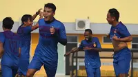 Pemain Persik Kediri berlatih jelang menghadapi Persita Tangerang dalam laga kedua babak delapan besar Grup Liga 2 2019 di Stadion Gelora Sriwijaya Jakabaring, Palembang, Kamis (14/11/2019).