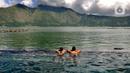<p>Wisatawan menikmati pemandangan sambil&nbsp;berendam di kolam air panas Toya Devasya yang terletak di pinggir Danau Batur, Kintamani, Bangli, Bali, Rabu (04/03/20222). Kunjungan wisatawan domestik (Wisdom) ke Pulau Bali saat libur Lebaran 2022 terus meningkat. Per hari kedatangan wisdom rata-rata 40 ribu, dibandingkan sebelum lebaran berkisar 20 ribu per hari.(merdeka.com/Arie Basuki)</p>