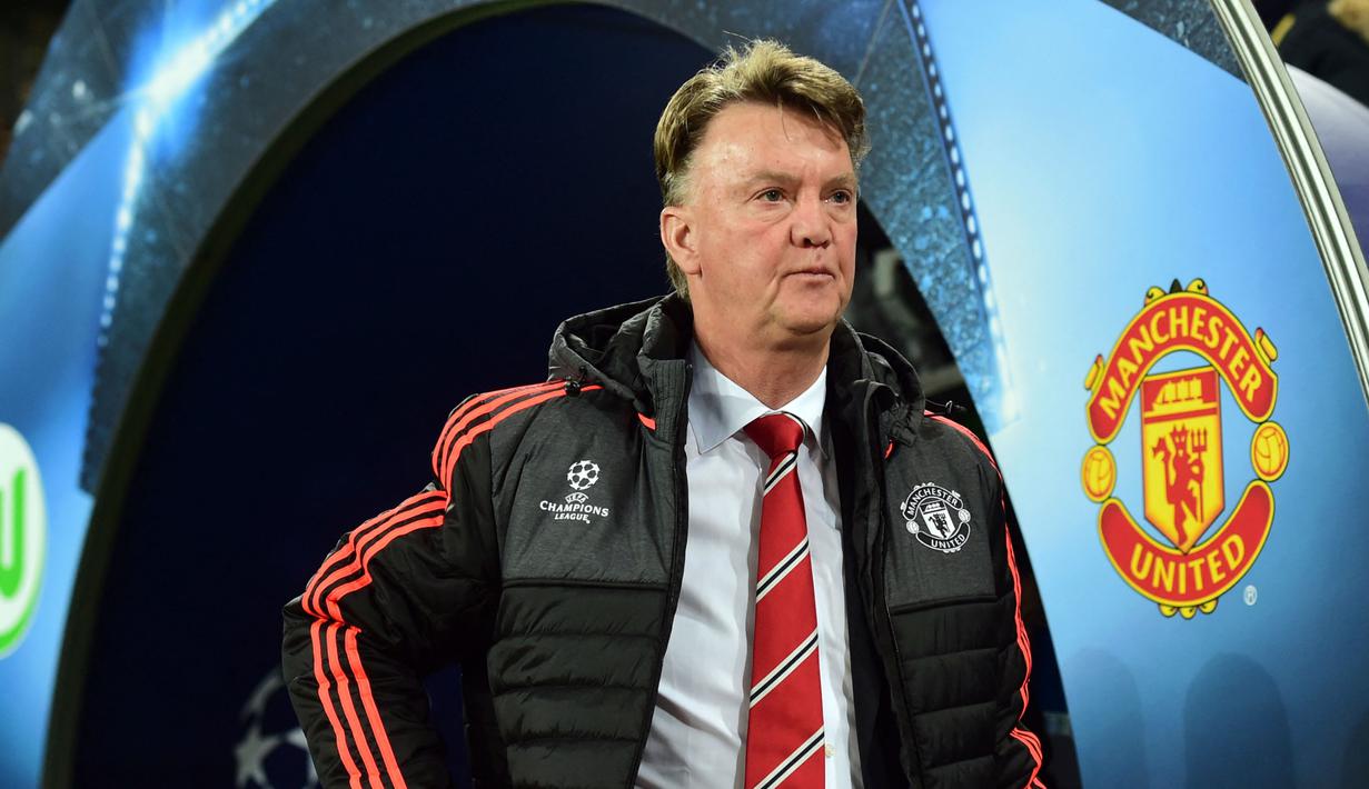 Louis van Gaal - Pelatih asal Belanda ini banyak menghamburkan uang dengan merekrut pemain top dunia saat melatih MU. Sebut saja Di Maria, Depay, hingga Schweinsteiger. Namun, sayang tim bertabur bintang MU kala itu dinilai gagal lantaran kalah bersaing di Liga Inggris. (AFP/John Macdougall)