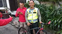 Brigadir Polisi Natan Doris mendapatkan sepeda sebagai apresiasi menjalankan tugas dari Kapolrestabes Bandung. (Liputan6.com/Huyogo Simbolon)