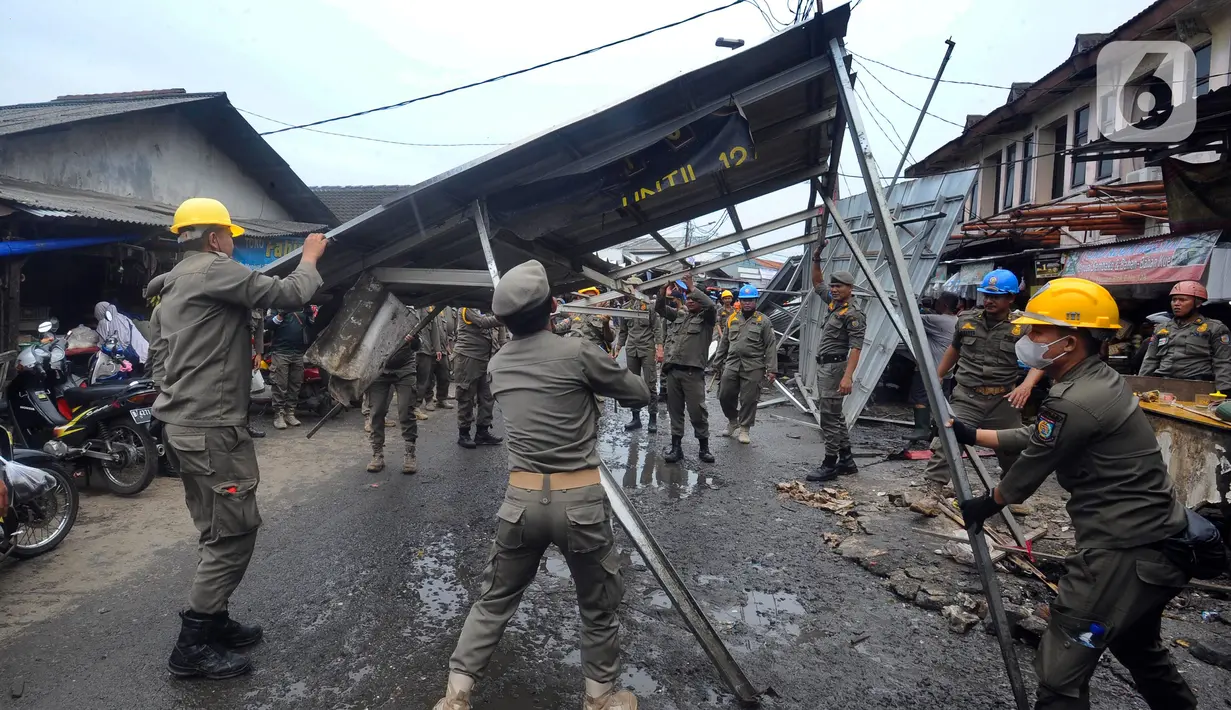 Petugas Satuan Polisi Pamong Praja (Satpol PP) Kota Tangerang Selatan membongkar lapak pedagang kaki lima (PKL) di luar area Pasar Ciputat, Tangerang Selatan, Banten, Selasa (14/2/2023). Penertiban ini ditujukan untuk puluhan lapak PKL di sekitar Jalan Aria Putera, Jalan H. Usman, Jalan Bancet, dan kawasan Polikarbonat karena keberadaannya mengganggu ketertiban umum di antaranya kemacetan lalu lintas. (merdeka.com/Arie Basuki)