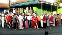 Umat Islam Aboge bersalam-salaman saling memaafkan pada Hari Lebaran Idul Fitri 1439 Hijriyah yang dirayakan Sabtu, 16 Juni 2018, atau selang sehari setelah ketetapan pemerintah. (Liputan6.com/Muhamad Ridlo)