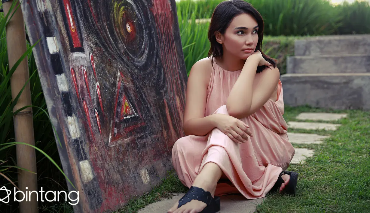 "Jadi apapun yang dilakukan dia selalu memberikan support. Ada sih nasehat-nasehat. Tapi 100 persen, atau 90 persen lah, dia dukung aku," ujar Feby saat ditemui di Bali. (Fotografer: Galih W Satria, Digital Imaging: Muhammad Iqbal Nurfajri)