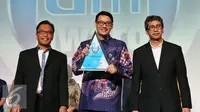COO PT KMK, Manuel Irwanputra (tengah) saat menerima penghargaan Digital Marketing Award 2016 di Jakarta, Rabu (19/10). Manuel mewakili Liputan6.com untuk menerima dua penghargaan di acara tersebut. (Liputan6.com/Johan Tallo)
