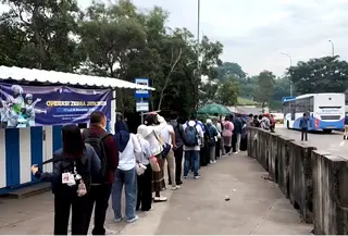 Warga Depok kepanasan antre naik TransJakarta. (Liputan6.com/Dicky Agung Prihanto)