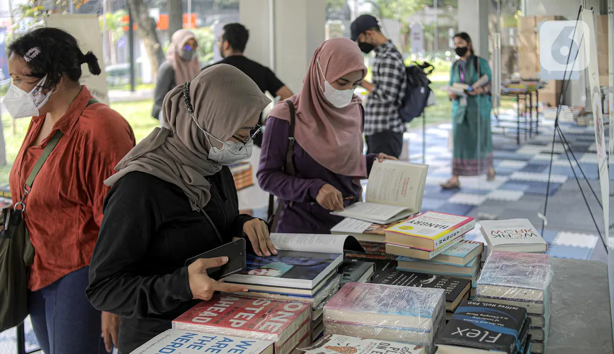 Warga melihat-lihat buku di Taman Literasi Martha Christina Tiahahu, Blok M, Jakarta, Minggu (23/10/2022). Taman Literasi Martha Christina Tiahahu juga diharapkan bisa digunakan seluruh lapisan masyarakat berkumpul untuk berdiskusi, bertukar pikiran, hingga membedah buku demi meningkatkan pengetahuan. (Liputan6.com/Faizal Fanani)
