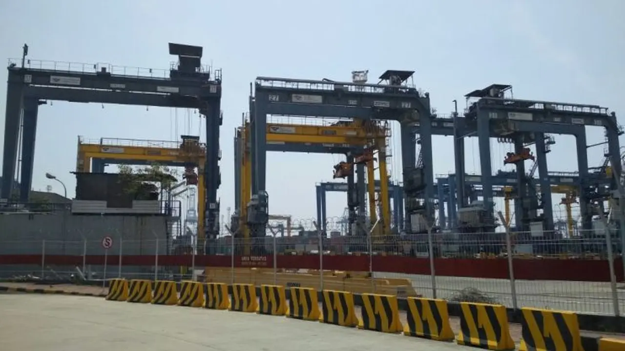 Suasana Jakarta International Container Terminal (JICT) yang lumpuh total akibat mogok pekerja. (Moch Harun Syah/Liputan6.com)