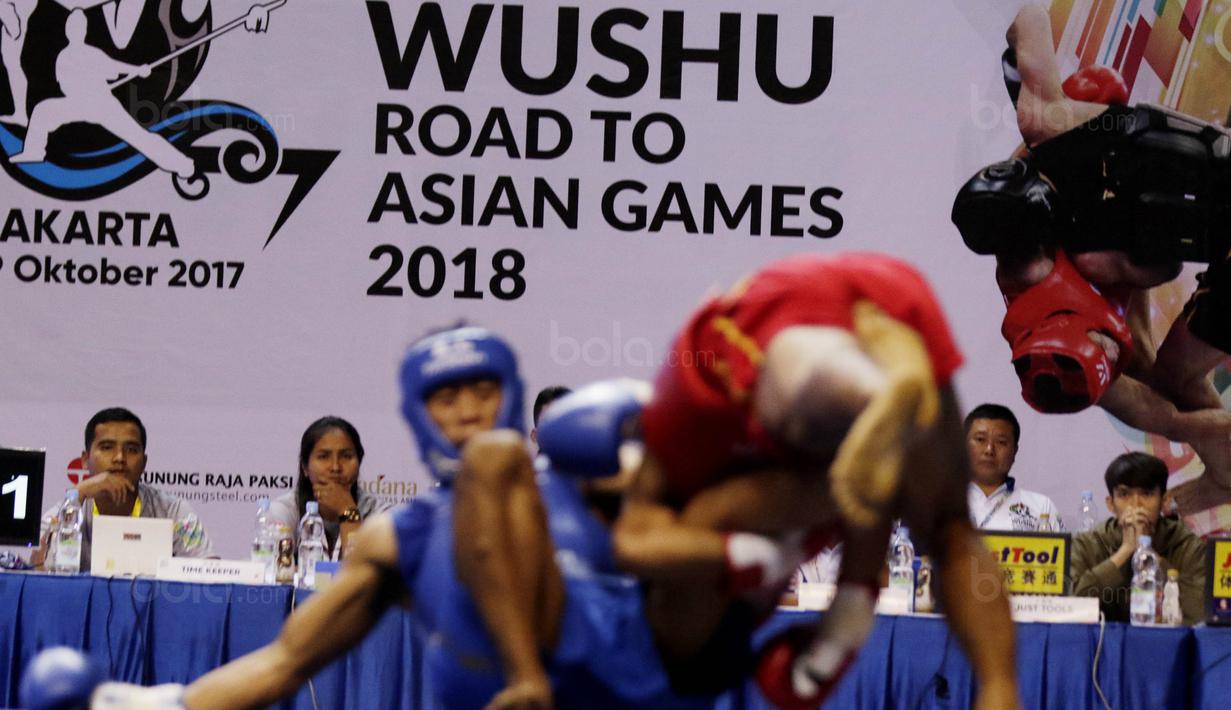 Juri mengamati pertandingan Wushu nomor Sanda pada Kejuaraan Nasional Wushu di Sport Mall Britama Arena Kelapa Gading,Jakarta, Sabtu, (28/10/2017). Ajang tersebut juga sebagai test event Asian Games XVIII 2018. (Bola.com/M Iqbal Ichsan)