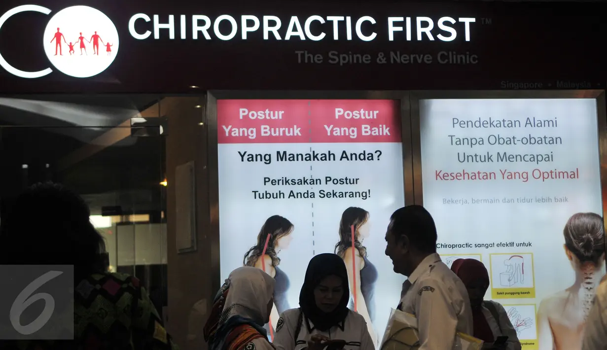 Dinkes DKI mendatangi klinik Chiropractic First di FX Senayan, Jakarta, Kamis (7/1). Dinkes DKI bersama Polda Metro Jaya menyegel sejumlah cabang klinik Chiropractic First yang diduga melakukan malapraktik. (Liputan6.com/Gempur M Surya)
