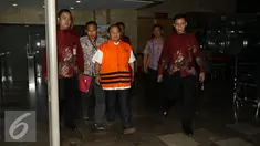 Direktur Utama PT Otoda Sukses Mandiri Abadi (OSMA) Group Hartoyo ditahan KPK usai menjalani pemeriksaan oleh penyidik di Gedung KPK, Jakarta, Jumat (21/10). (Liputan6.com/Helmi Afandi)