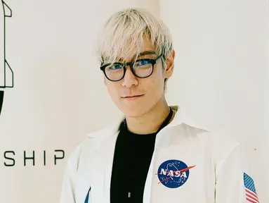Pada Desember 2022 lalu, TOP diumumkan menjadi salah satu selebriti yang berpartisipasi dalam proyek SpaceX untuk perjalanan ke bulan. Proyek ini sendiri diberi nama DearMoon yang melibatkan beberapa selebriti ternama lainnya. (Liputan6.com/IG/@choi_seung_hyun_tttop)