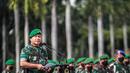 Kepala Staf Angkatan Darat (KSAD) Jenderal Dudung Abdurachman memimpin Apel Gelar Pasukan Jajaran TNI AD di Lapangan Monas, Jakarta, Selasa (25/1/2022). Pasukan TNI AD dan Alutsista dipamerkan saat mengikuti gelar apel pasukan. (Liputan6.com/Faizal Fanani)
