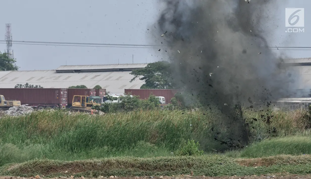 Bom dari rumah terduga teroris diledakan di Semper Barat, Cilincing, Jakarta, Senin (23/9/2019). Petugas kepolisian melakukan disposal atau meledakkan bom milik terduga teroris yang ditemukan di TKP. (merdeka.com/Iqbal S. Nugroho)