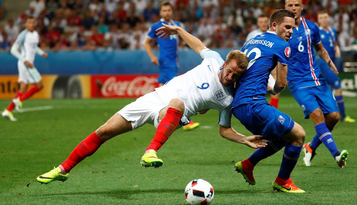 Striker Inggris, Harry Kane, berebut bola dengan pemain Islandia, Gylfi Sigurdsson, pada babak 16 besar Piala Eropa 2016 di Stade de Nice, Nice, Selasa (28/6/2016) dini hari WIB. (Reuters/Kai Pfaffenbach)