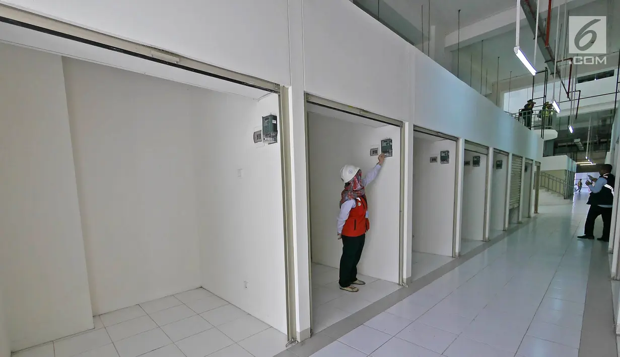Petugas ngecek kios di Rusunawa Pasar Rumput, Jakarta, Kamis (18/7/2019). Rusunawa Pasar Rumput memiliki 1.314 kios dan 1.984 unit hunian. (Herman Zakharia)