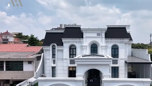 Desain Rumah Mewah Sarwendah, Rumah Megah dengan Detail Elegan dan Ruang Fungsional