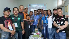 Anggota Paski berfoto bareng bersama mandra usai kunjungan di rutan Cipinang, Jakarta, Kamis (24/12). Anggota Paski mejenguk komedian mandra dan memberikan dukungan.(Liputan6.com/Herman Zakharia)