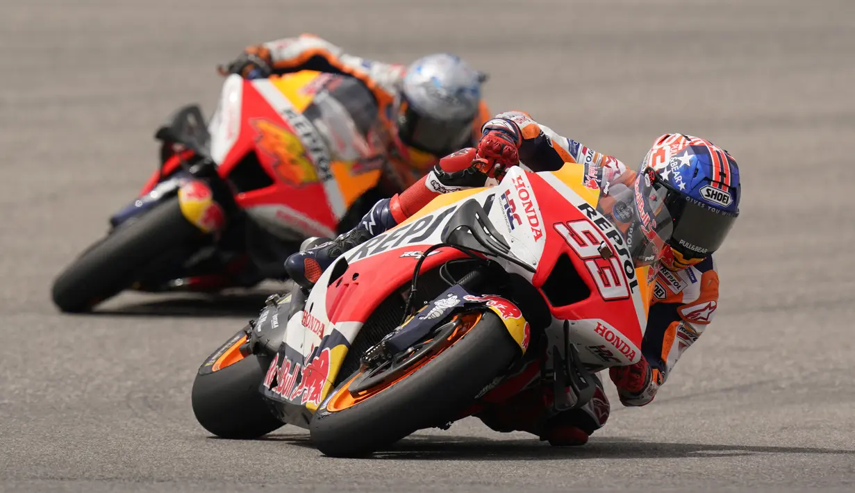 Marc Marquez (93) memimpin Pol Espargaro (44) melewati tikungan saat balapan MotoGP Amerika Serikat di Circuit of the Americas, Austin, Texas, Amerika Serikat, 10 April 2022. Enea Bastianini juara satu, Alex Rins juara dua, dan Jack Miller juara tiga. (AP Photo/Eric Gay)