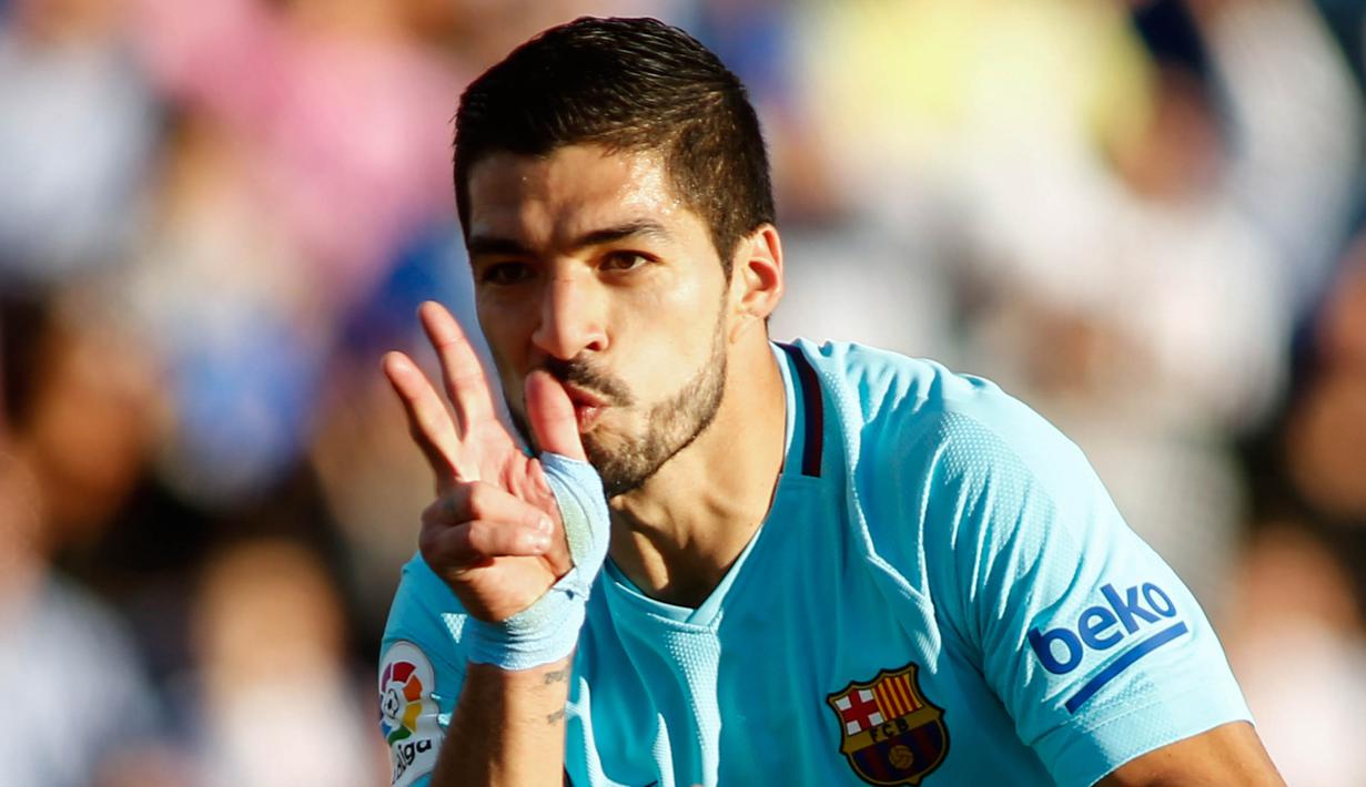 Striker Barcelona, Luis Suarez, merayakan gol yang dicetaknya ke gawang Leganes pada laga La Liga Spanyol di Stadion Butarque, Leganes, Sabtu (18/11/2017). Leganes kalah 0-3 dari Barcelona. (AFP/Oscar Del Pozo)