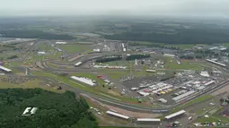 Suasana Sirkuit Silverstone, Inggris, Jumat (8/7/2016), saat latihan bebas pertama F1 GP Inggris. (Bola.com/Twitter/F1)