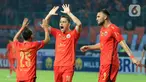 Pemain Persija Jakarta merayakan gol yang dicetak oleh Riko Sianjuntak (kiri) saat melawan Bhayangkara FC pada pekan ketiga BRI Liga 1 2023/2024 di Stadion Patriot Candrabhaga, Bekasi, Jawa Barat, Minggu (16/7/2023). Persija Jakarta menang dengan skor 4-1. (Bola.com/M. Iqbal Ichsan)