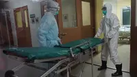 Sejumlah petugas medis dengan mengenakan APD melakukan simulasi penanganan pasien corona di RSUD Moewardi Solo.(Liputan6.com/Fajar Abrori)