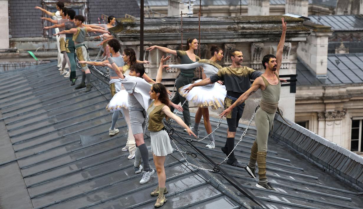 Penampilan sejumlah penari dalam upacara pembukaan Olimpiade Paris 2024 di Sungai Seine, Paris Prancis, 26 Juli 2024. (AFP/Dan Mullan)