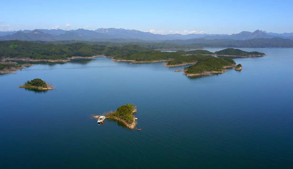 Foto dari udara yang diabadikan pada 1 September 2020 menunjukkan pemandangan Waduk Miyun di pinggiran timur laut Beijing, ibu kota China. Waduk Miyun yang memiliki kapasitas penyimpanan air sekitar 4,4 miliar meter kubik menandai 60 tahun pengoperasiannya pada Selasa (1/9). (Xinhua/Zhang Chenlin)