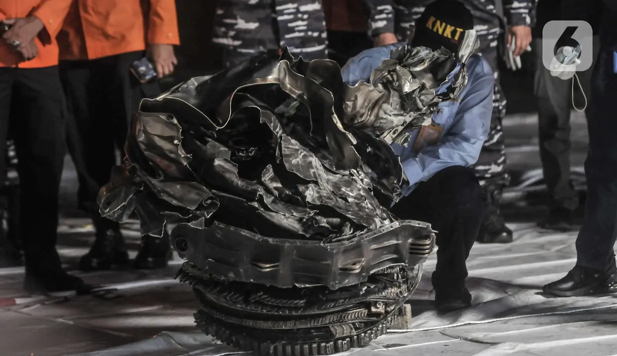 Tim KNKT mengidentifikasi turbin pesawat Sriwijaya Air SJ-182 di Dermaga JICT 2, Tanjung Priok, Jakarta, Minggu (10/1/2021). Potongan mesin jenis pesawat Boeing 737-500 yang ditemukan di perairan Kepulauan Seribu itu diangkat menggunakan crane milik KRI Cucut 866. (merdeka.com/Iqbal S Nugroho)