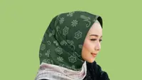 Tampil Ceria di Usia 40-an, 6 Pilihan Jilbab Segiempat Syar’i Motif Kalem yang Fashionable