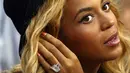 Cincin tunangan Beyonce ini ditaksir mencapai harga 5 juta dolar. Foto: Vogue.