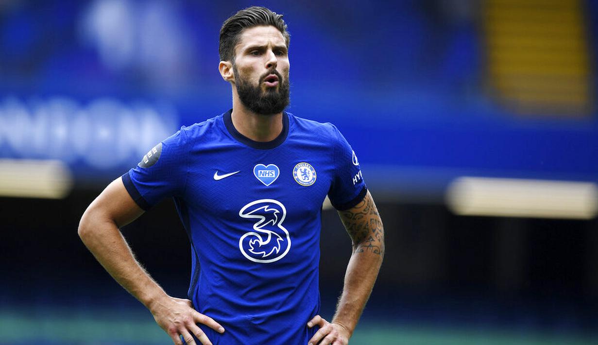 Striker Chelsea, Olivier Giroud, saat melawan Wolverhampton Wanderers pada laga Premier League di Stadion Stamford Bridge, Minggu (26/7/2020). Chelsea menang dengan skor 2-0. (Daniel Leal-Olivas/Pool via AP)