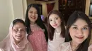 Kahiyang, Selvia Ananda, dan Erina pun tampil mengenakan dress berbordir dengan rambut panjang tergerai.  [@doleytobing]
